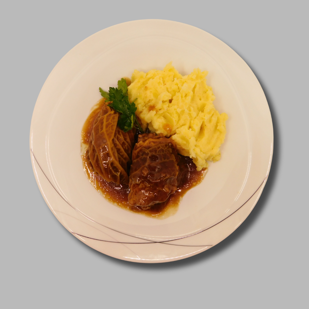 Kohlrouladen auf dem Teller präsentiert mit Kartoffelbrei von Fleischerei Birkenbach
